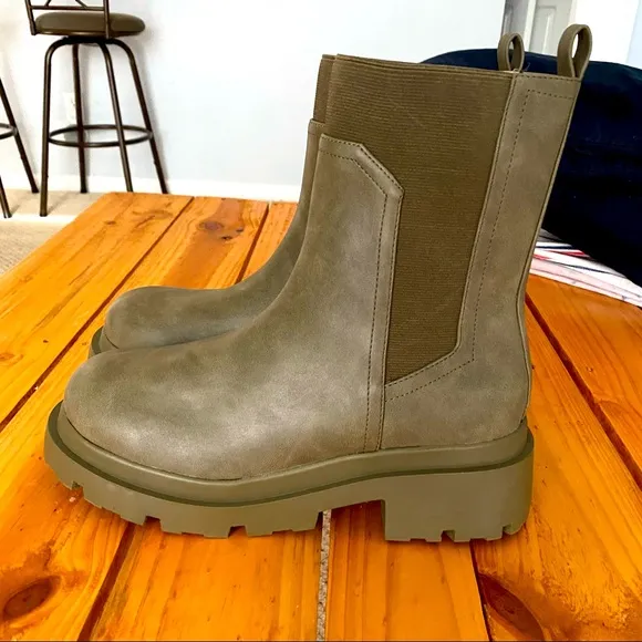 NWOT DV Dolce Vita Brody Chelsea Boot