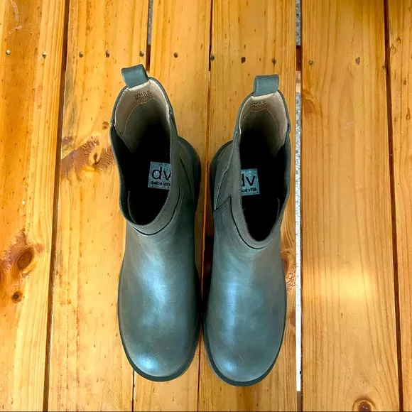 NWOT DV Dolce Vita Brody Chelsea Boot