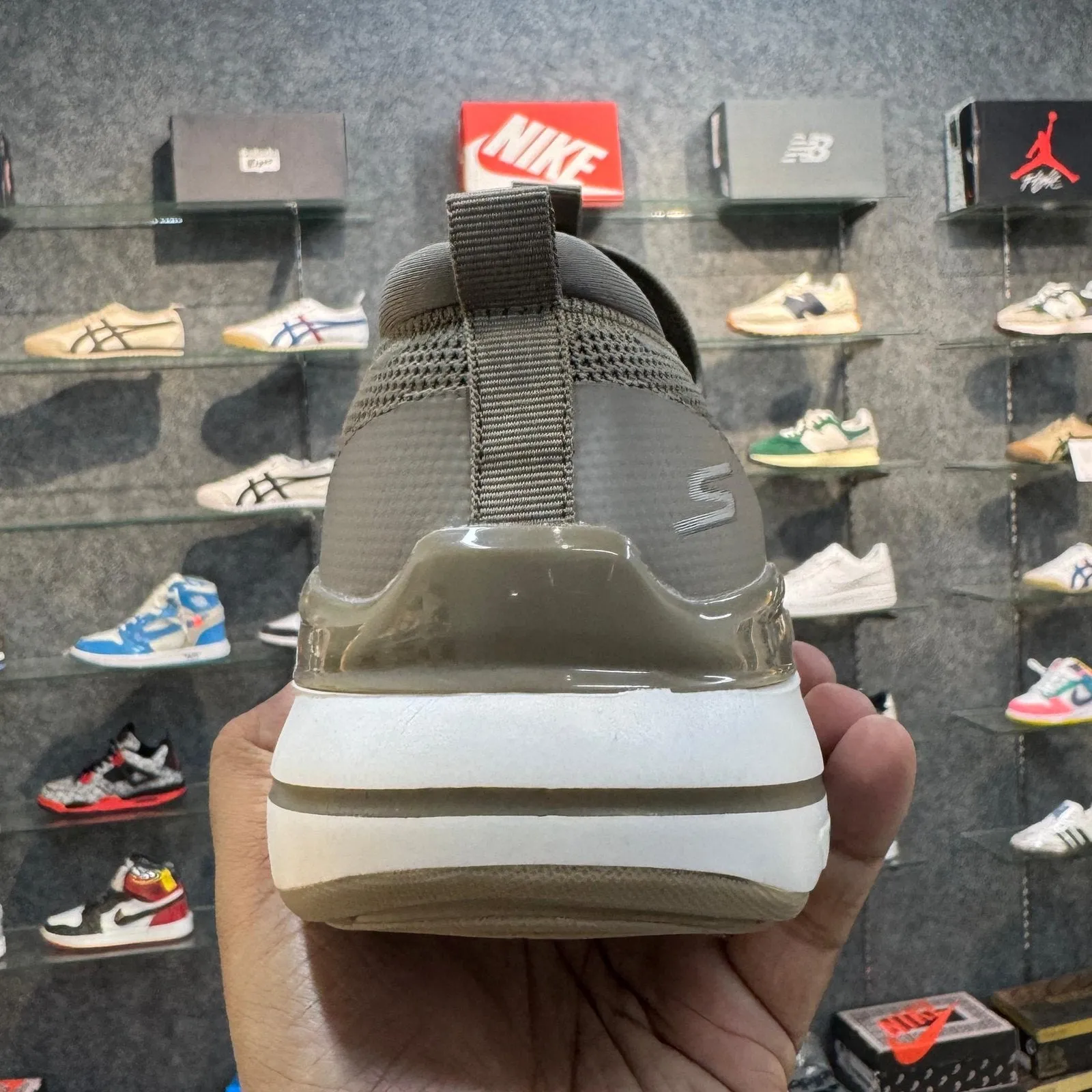 Skechers Hyperburst Max Cushion Khakhi